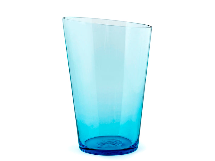 Vaso in vetro color acquamarina realizzato a mano: un accessorio d'arredo essenziale che si adatta a molti stili di arredamento. Perfetto ad accogliere ed esaltare fiori oppure ad abbellire la zona living della tua casa H&H Life Style | Acquista su Un Amore di Casa Shop