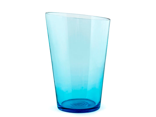 Vaso in vetro color acquamarina realizzato a mano: un accessorio d'arredo essenziale che si adatta a molti stili di arredamento. Perfetto ad accogliere ed esaltare fiori oppure ad abbellire la zona living della tua casa H&H Life Style | Acquista su Un Amore di Casa Shop